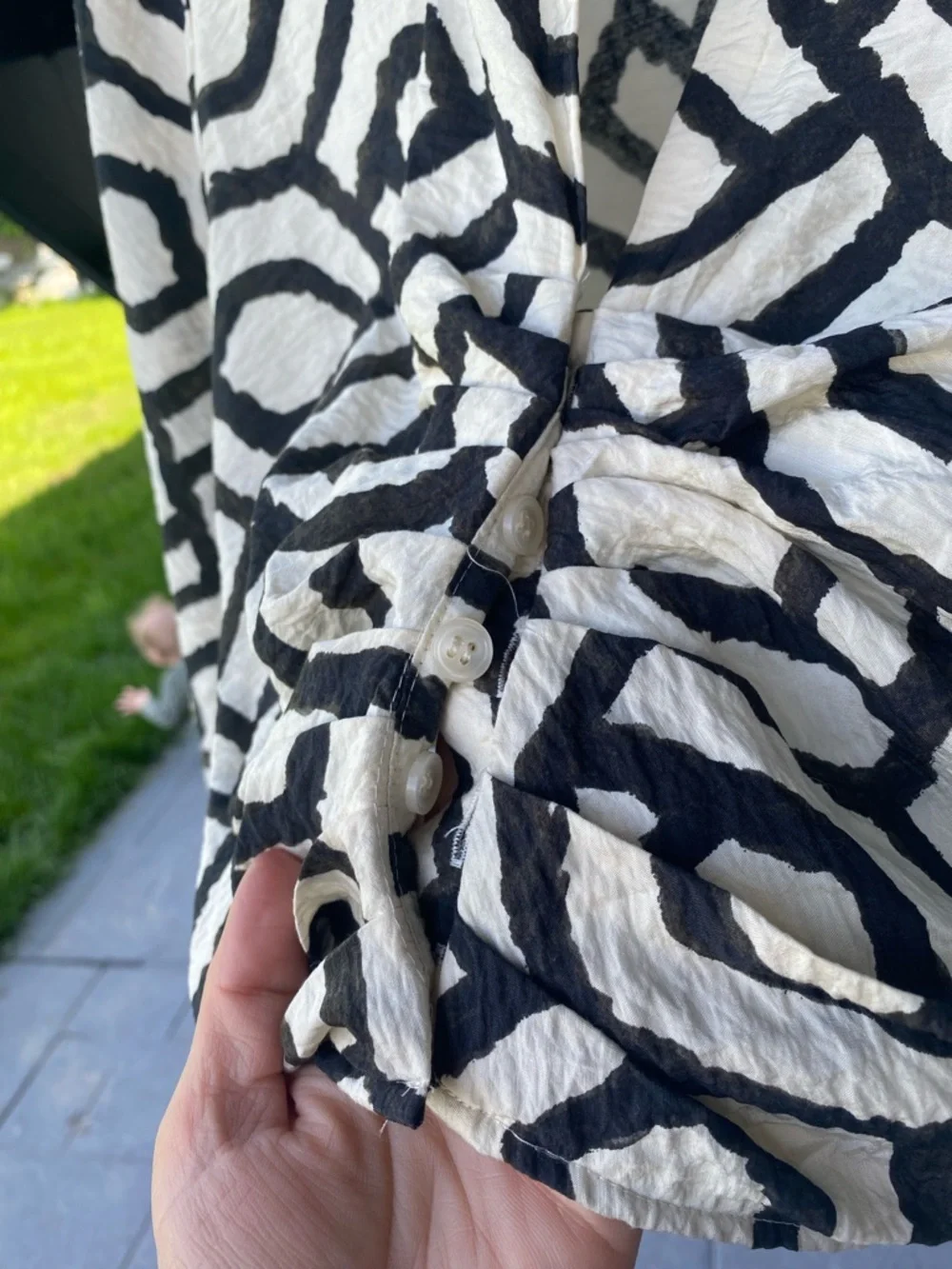 H&M Black Cream Geometric Ruched Crop Button Down Shirt Large Viscose Blend Soft - Picture 5 of 11
